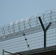 供应刀片刺绳，监狱护栏网，钢板网围墙，厂房隔离网