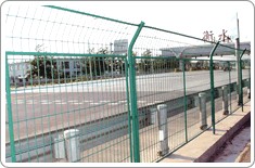 供应公路护栏网，铁路护栏网，小区护栏网