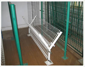 厂家生产小区护栏网，围栏网，监狱围网，刀片刺绳