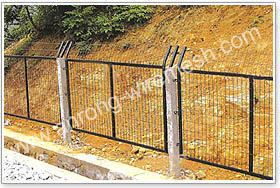 供应铁路防护网/道路隔离栅