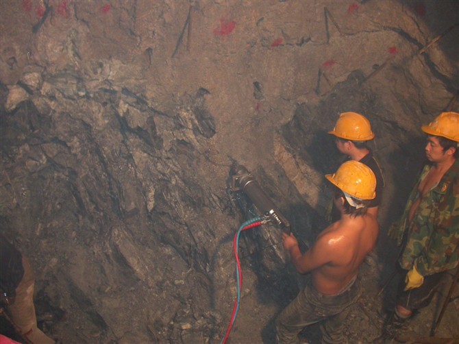 露天隧洞竖井替代炸药开采掘进机械设备