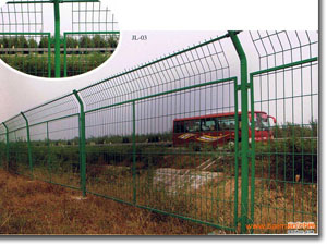 安平县华耐护栏网厂专业生产高速公路护栏网