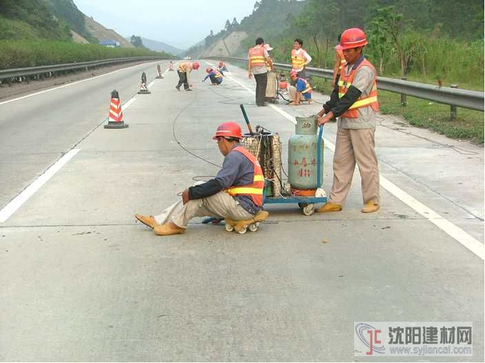 浙江衢州沥青混凝土公路裂缝灌封胶厂家专业施工