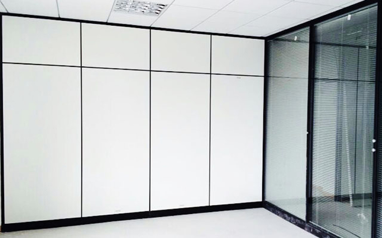 黑色氟碳喷涂会议室玻璃隔断-沈阳方科隔断