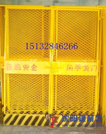 钢板网施工电梯防护门、电梯井口防护门现货