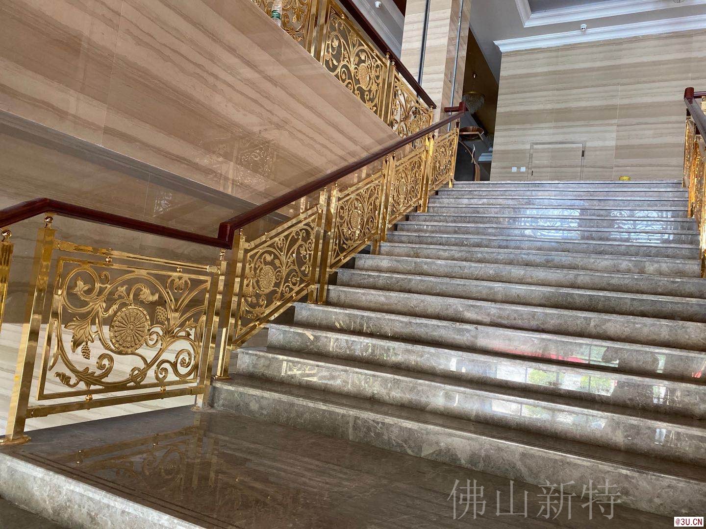 莱阳大酒店弧形金色铝雕花楼梯扶手欧式设计