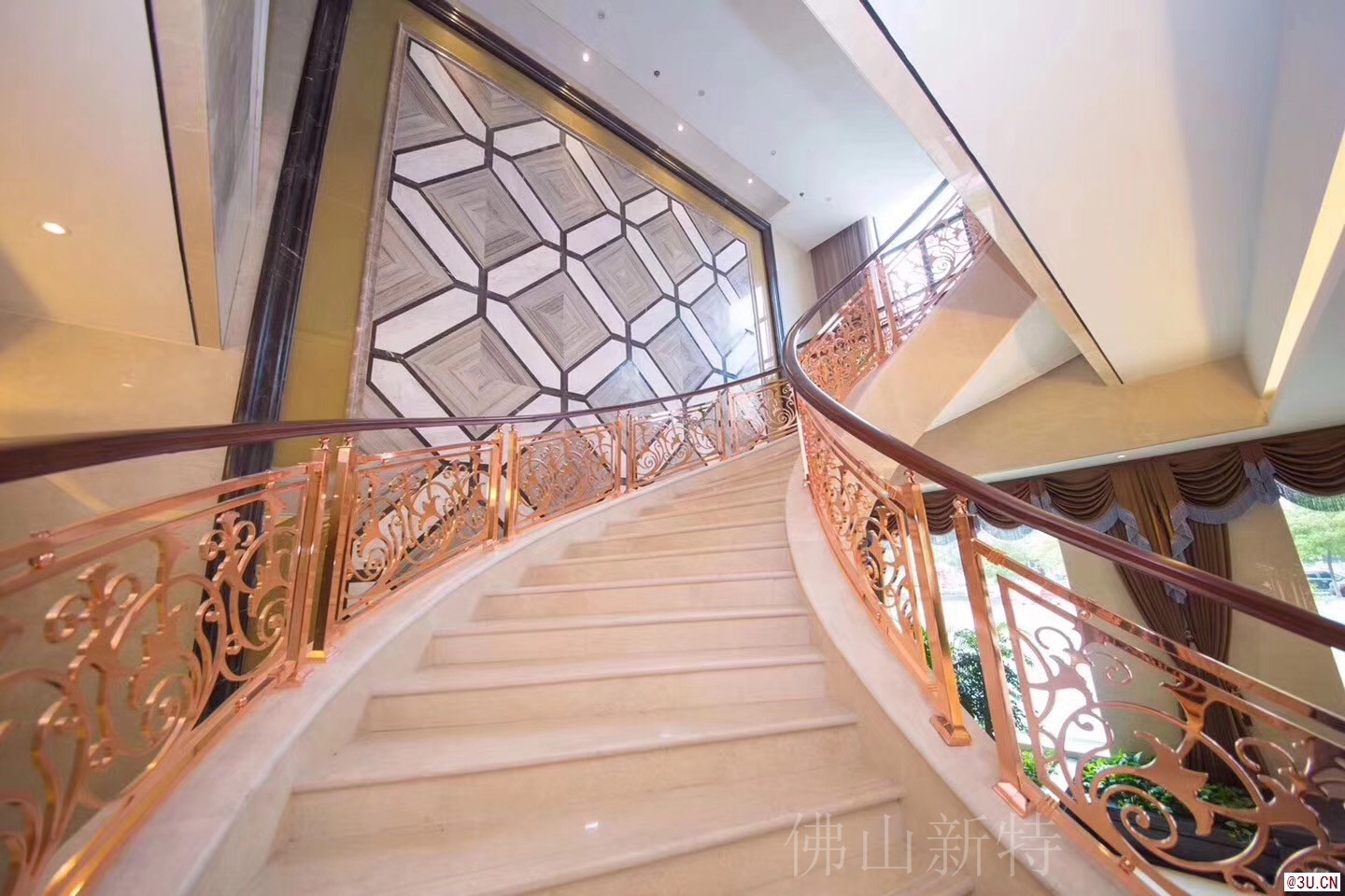 宜都酒店弧形镀K金铝艺楼梯护栏设计图